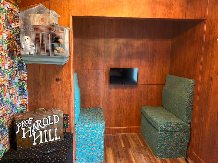 يمكنك ركوب القطار مع بعض المخلوقات السحرية في غرفة الأطفال بسريرين مزدوجين. 