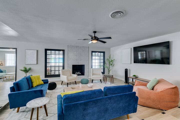 Gorgeous 6 Bed Oasis w/ Pool! 3 Mins to the Strip! gallery image 3