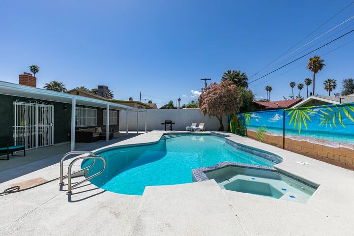 Gorgeous 6 Bed Oasis w/ Pool! 3 Mins to the Strip! gallery image 2
