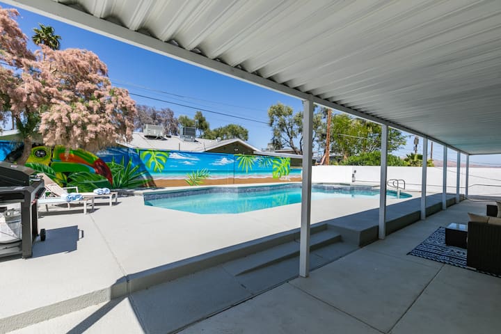 Gorgeous 6 Bed Oasis w/ Pool! 3 Mins to the Strip!