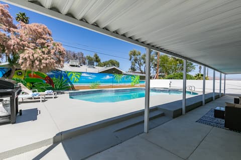 Gorgeous 6 Bed Oasis w/ Pool! 3 Mins to the Strip!
