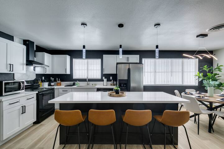 Gorgeous 6 Bed Oasis w/ Pool! 3 Mins to the Strip! gallery image 4