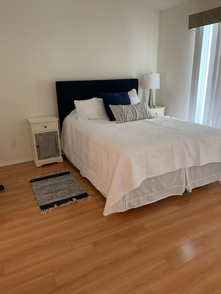 Krevat dopio "queen" në dhomën 3, ka një banjë të bashkangjitur dhe derë rrëshqitëse prej xhami për oborrin e pasmë.