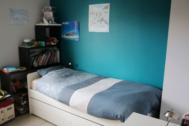 Detská izba s novou posteľnou bielizňou Ikea. Posteľ má rozmery 200 x 90 cm.