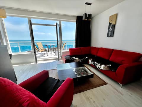 Top performing Airbnb: 2-BD Beachfront Apt w/ Pool in Равда