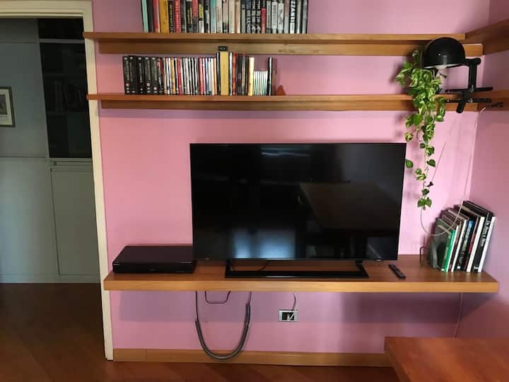 Изглед към телевизора от фотьойл/ разтегателен диван