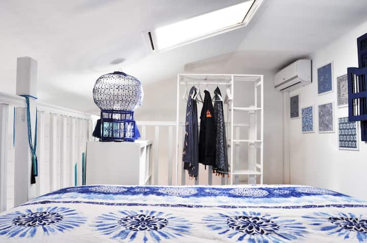 غرفة نوم على الميزانين