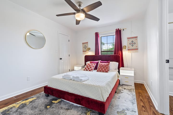 Спалня 4А: родителска спалня тип Куин с кафяв дизайн