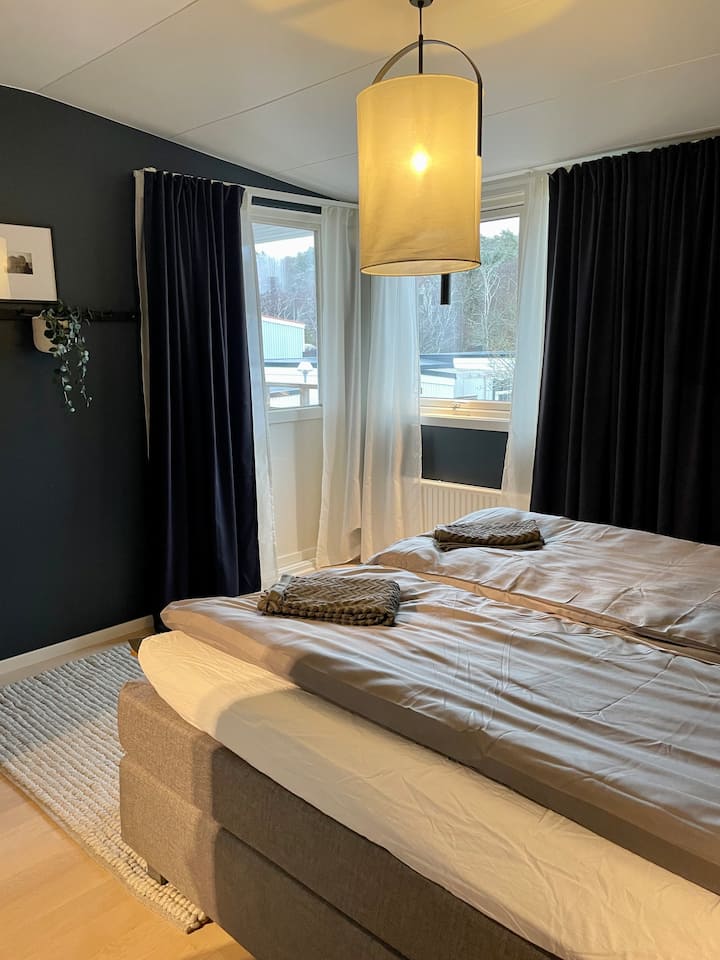 Dormitorio con cama de 180 cm para 2 personas.