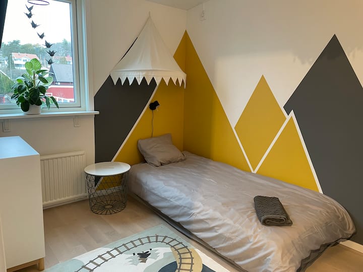 Dormitorio 4 con cama de 90 cm para una sola persona. Hay algunos juguetes para niños en la habitación.