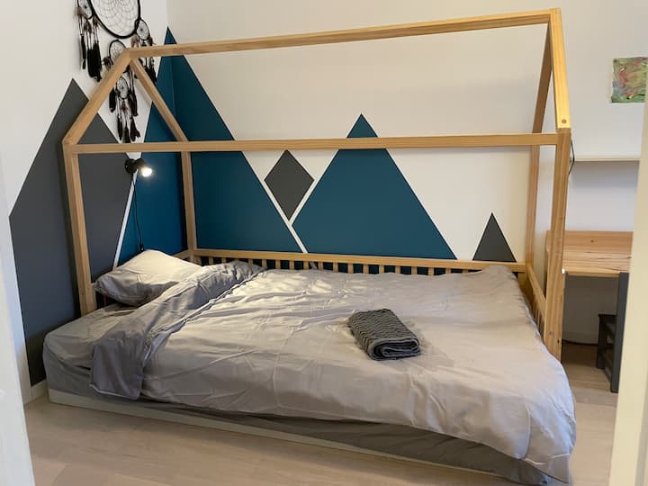 Dormitorio 3 con cama de 120 cm para 1 persona. Hay juguetes para niños en la habitación.