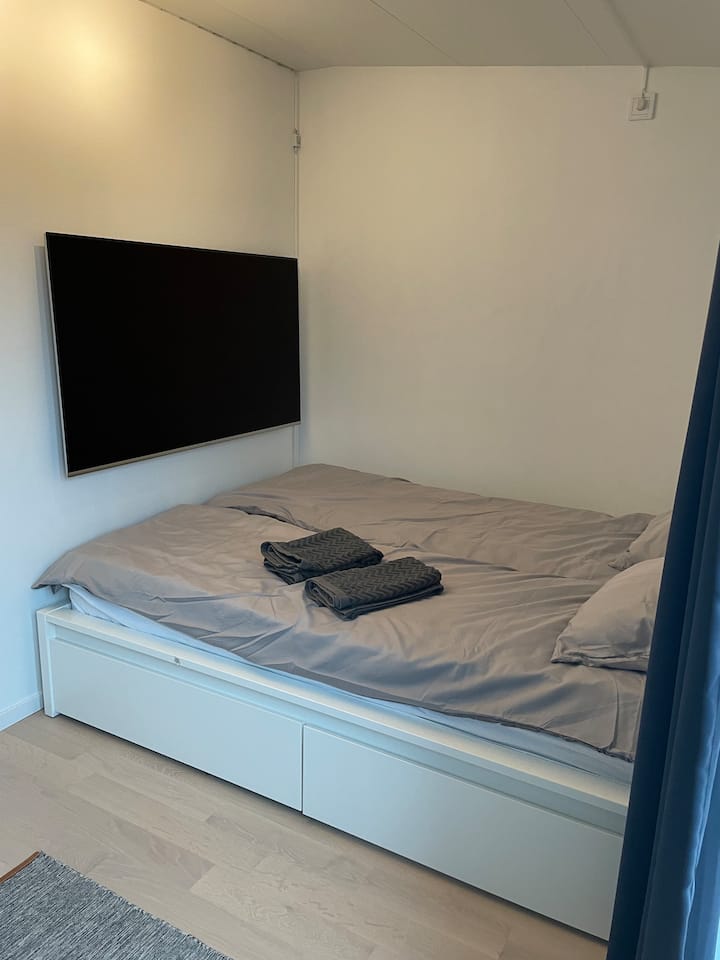 Dormitorio 2 con cama de 140cm con habitación para dos personas.