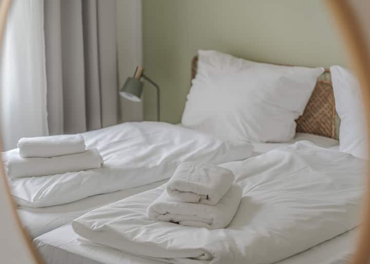 غرفة نوم بسرير مزدوج مريح