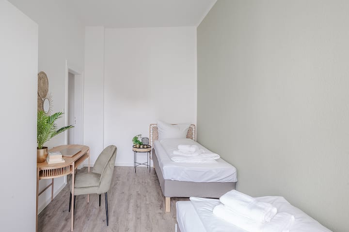 غرفة نوم ثانية بسريرين مفردين ومساحة عمل