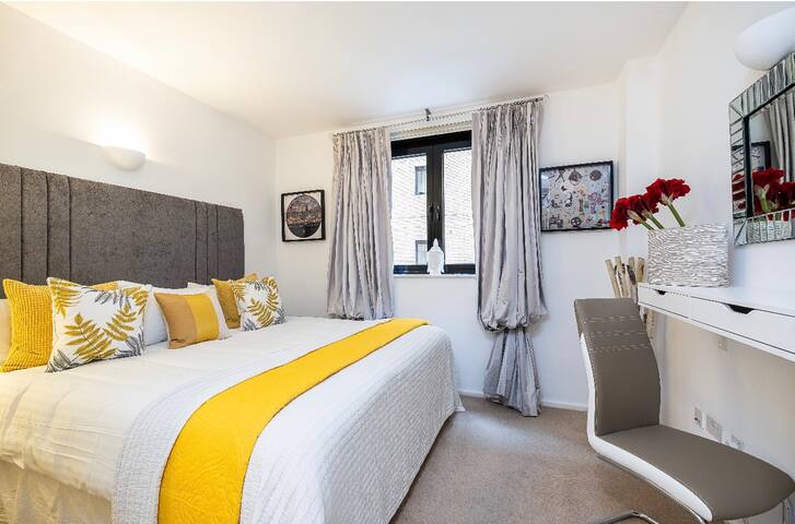 Stylist 2 bed in Gloucester Road/Knightsbridge. gallery image 2