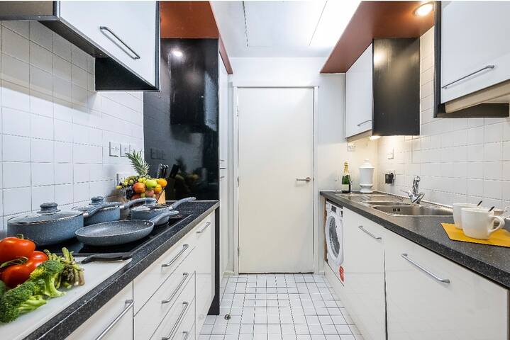 Stylist 2 bed in Gloucester Road/Knightsbridge. gallery image 4