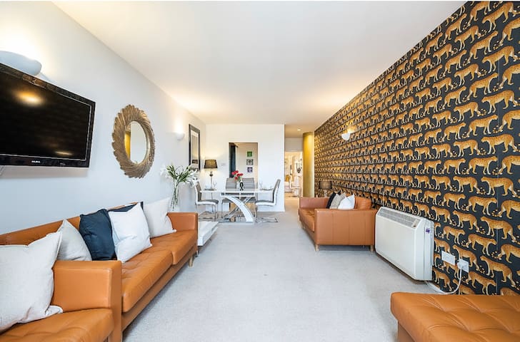 Stylist 2 bed in Gloucester Road/Knightsbridge.