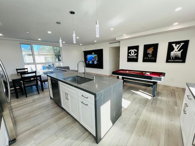 LUXE House (Private Rooftop,Firepit, 2 Car Garage