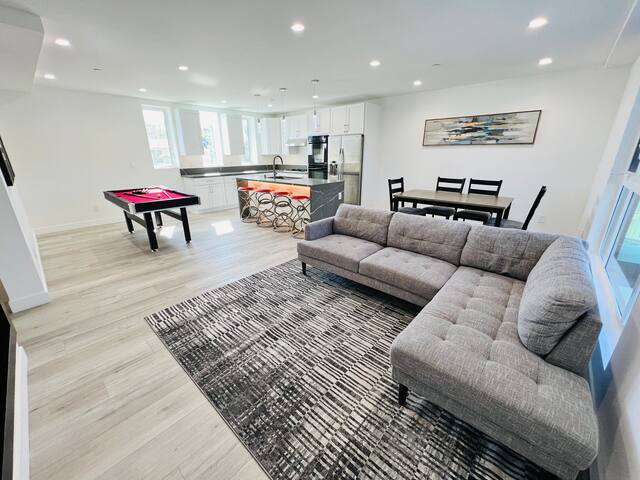 LUXE House (Private Rooftop,Firepit, 2 Car Garage gallery image 4