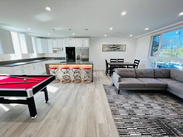 LUXE House (Private Rooftop,Firepit, 2 Car Garage gallery image 2