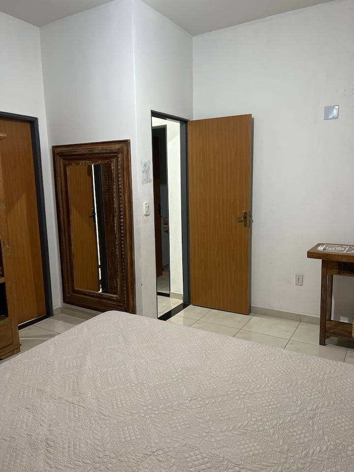 Amplia suite con cama tamaño king, ventilador de techo y aire acondicionado.