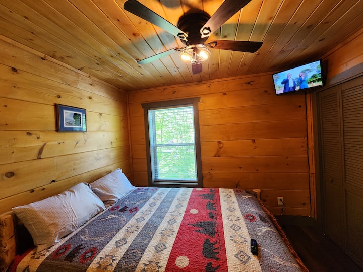 BR 2 upstairs, Queen Bed, closet, TV
