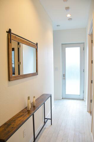 Modern Dallas Townhouse | Rooftop + Skyline Views gallery image 3