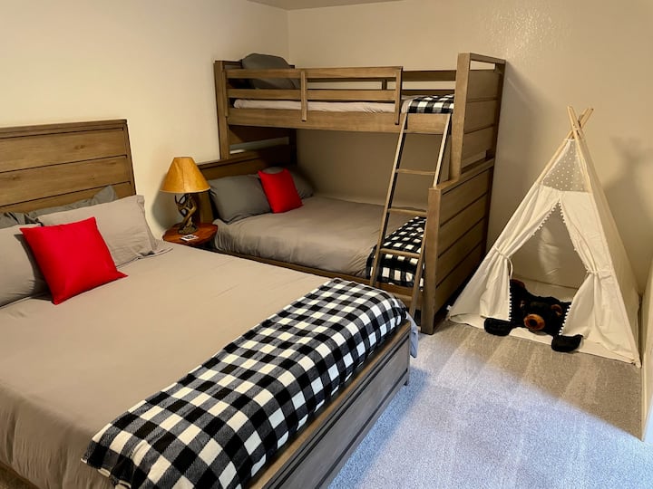 غرفة النوم الثانية في الطابق السفلي