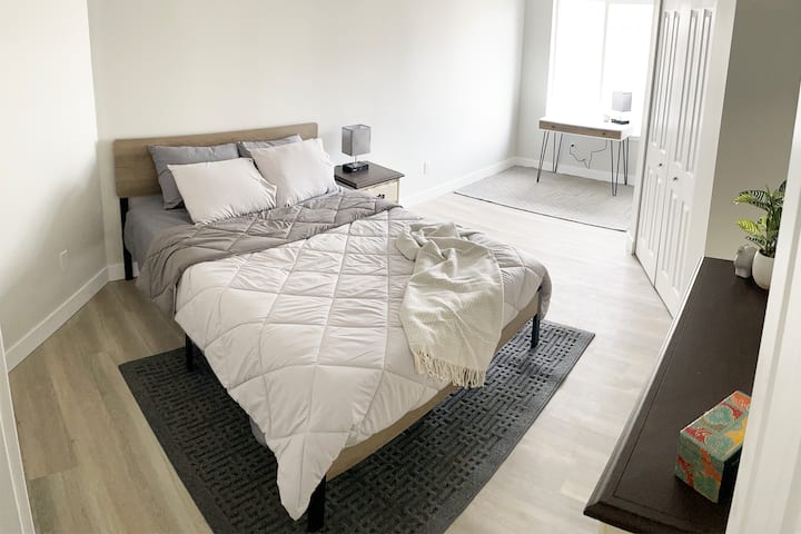 Საძინებელი №2 მოიცავს საოფისე მაგიდას - ოთახში შავი ფარდები და სკამია - უბრალოდ, ამ სურათზე არ არის.  Ისინი უბრალოდ არ არის ნაჩვენები ამ სურათზე.