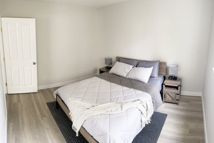 Საძინებელი №1 - დამონტაჟებულია შავი ფარდები