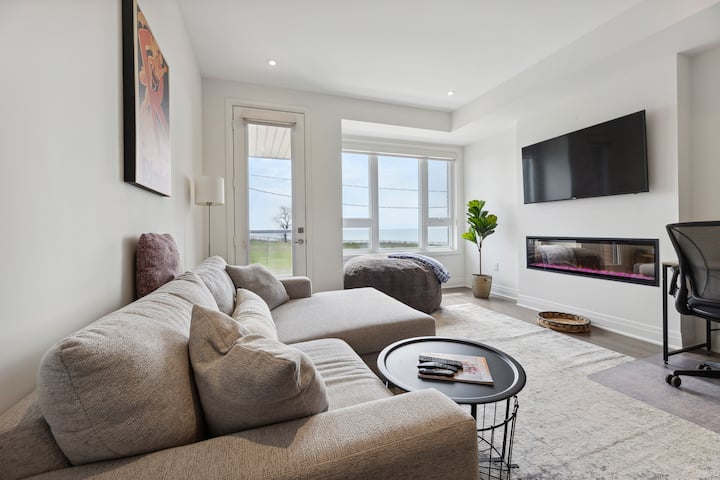Modern Lakeview 2br Executive Tn - Bowmanville