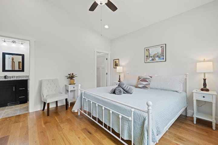 Comfortable King size bed with en-suite bathroom and walk in closet. 