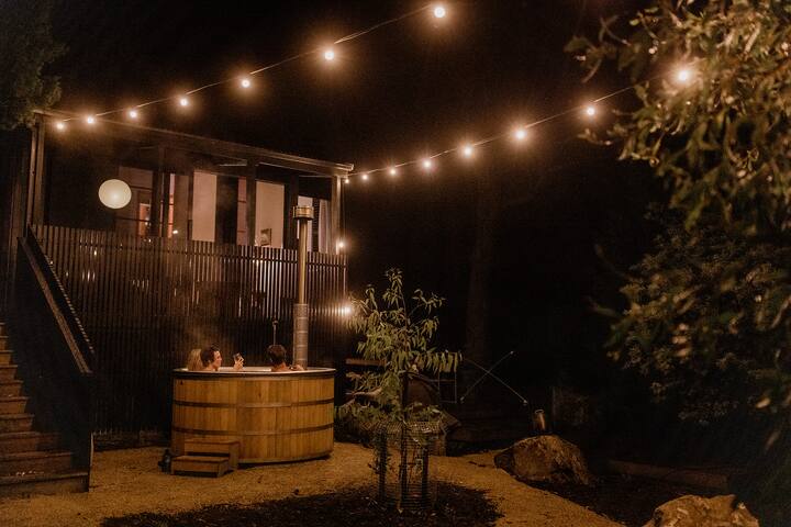 ‘Sisters’ – Cliff top cabin with hot tub gallery image 5