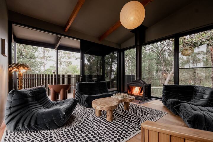 ‘Sisters’ – Cliff top cabin with hot tub gallery image 3