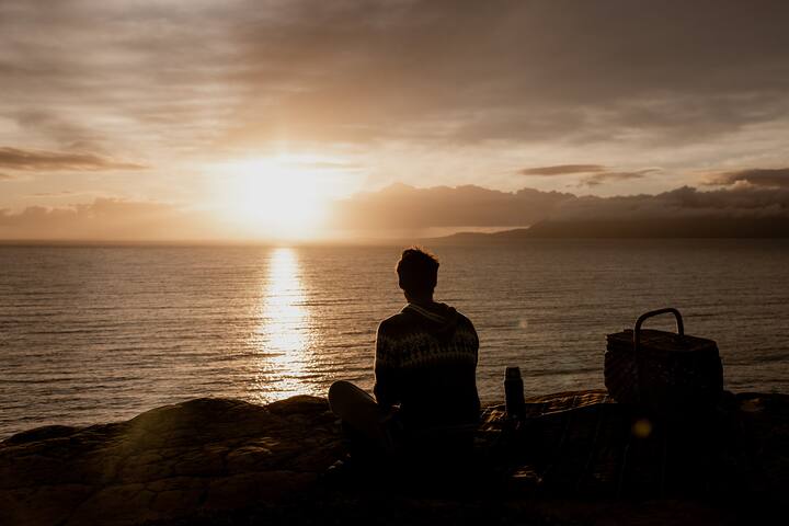 ‘Sisters’ – Cliff top cabin with hot tub gallery image 2