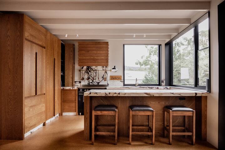 ‘Sisters’ – Cliff top cabin with hot tub gallery image 4