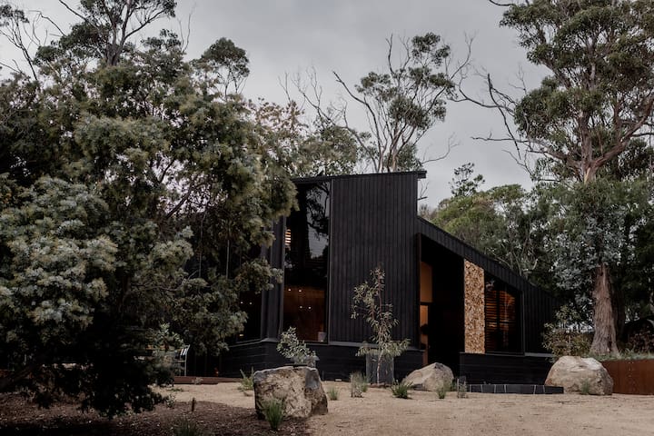 ‘Sisters’ – Cliff top cabin with hot tub
