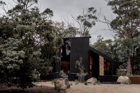 'Sisters' - Cliff top cabin with hot tub