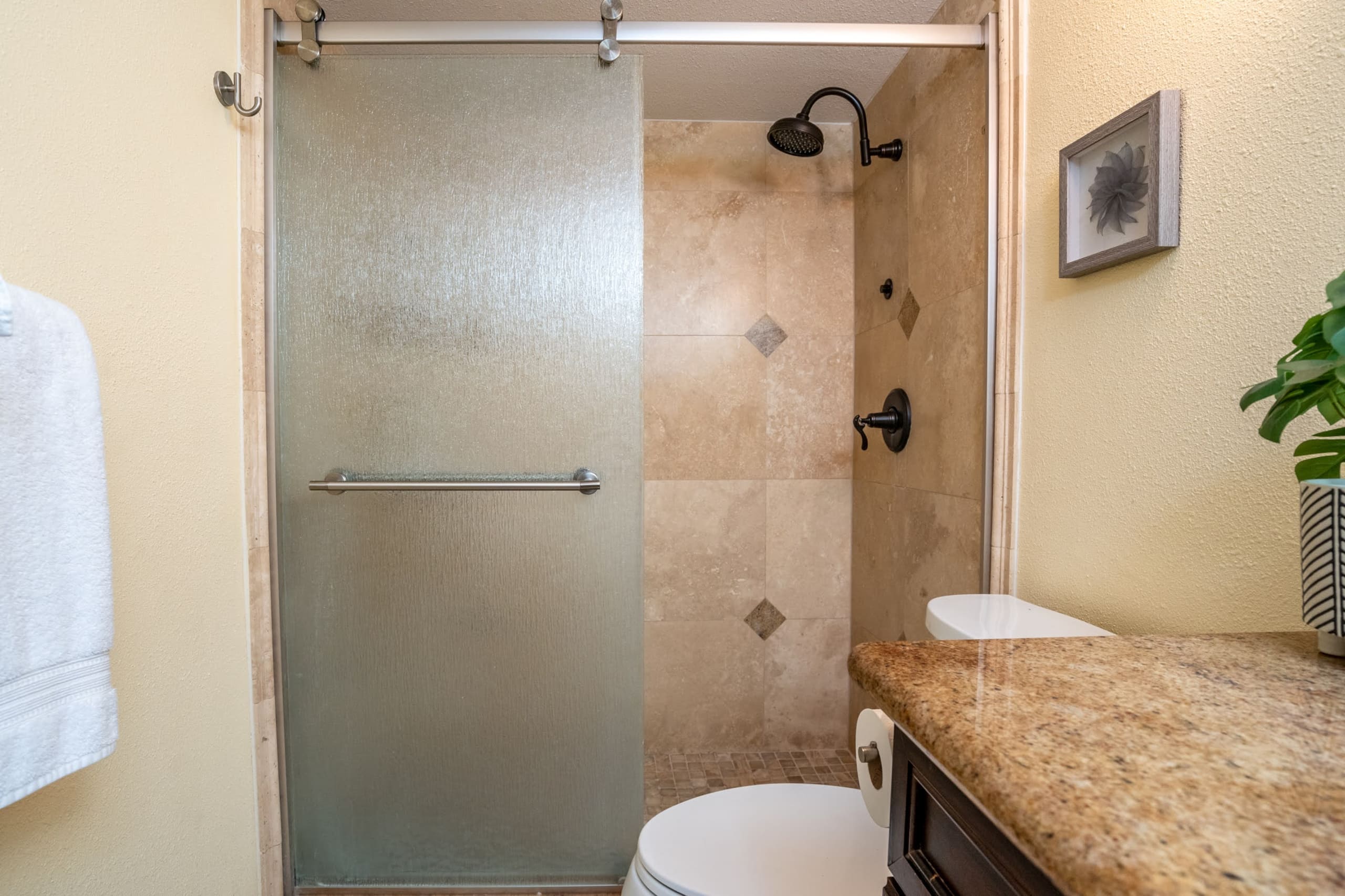 Stylish Condo By The Beach w/ Large Pool - Image 17