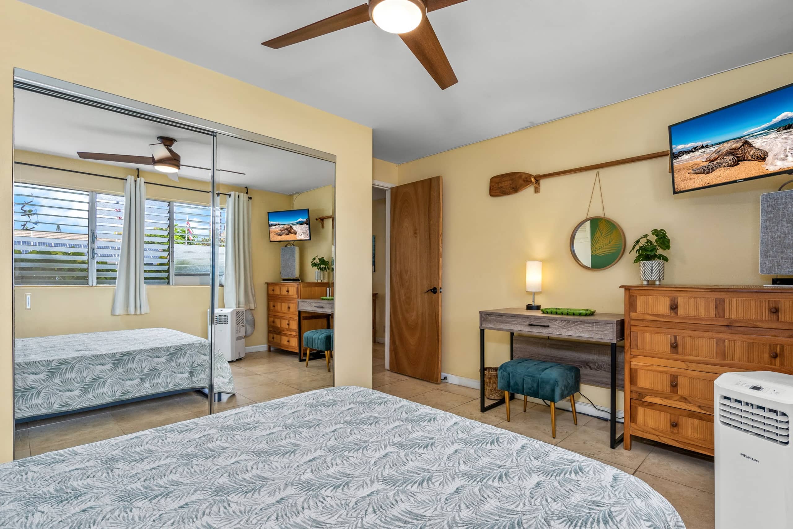 Stylish Condo By The Beach w/ Large Pool - Image 10