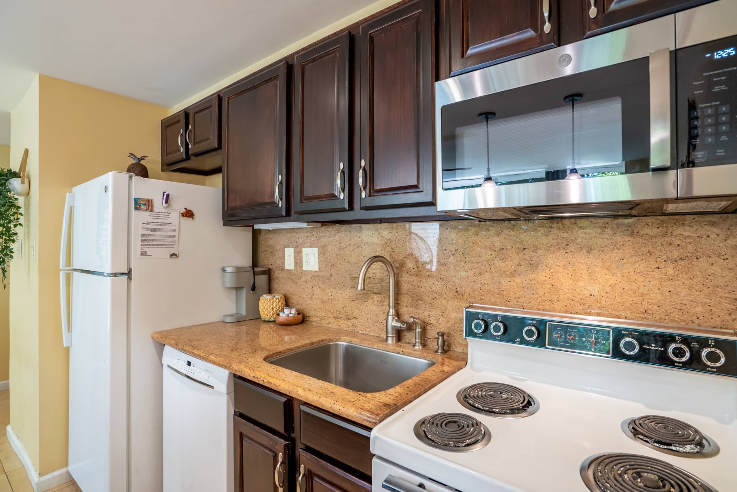 Stylish Condo By The Beach w/ Large Pool - Image 8