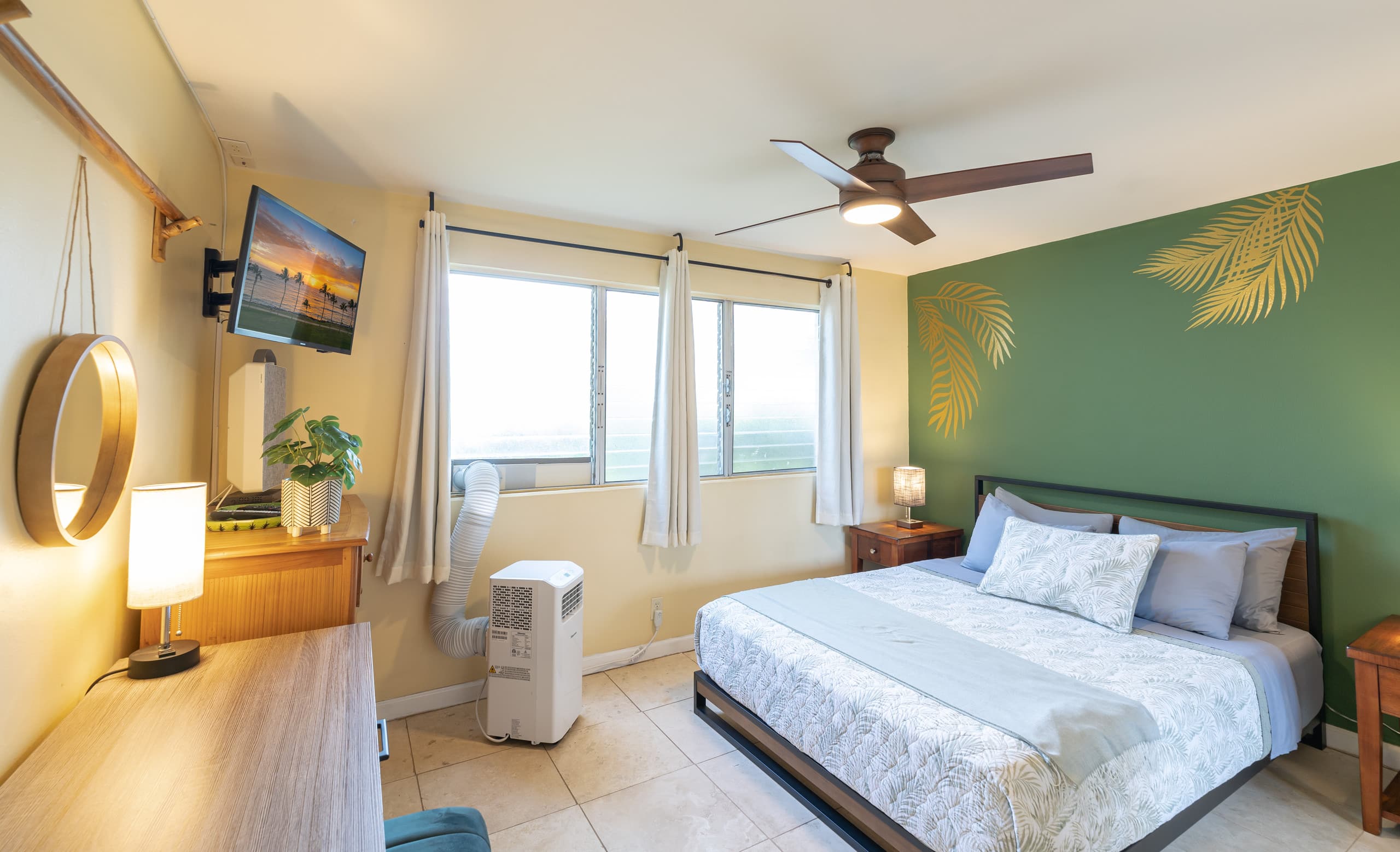 Stylish Condo By The Beach w/ Large Pool - Image 13