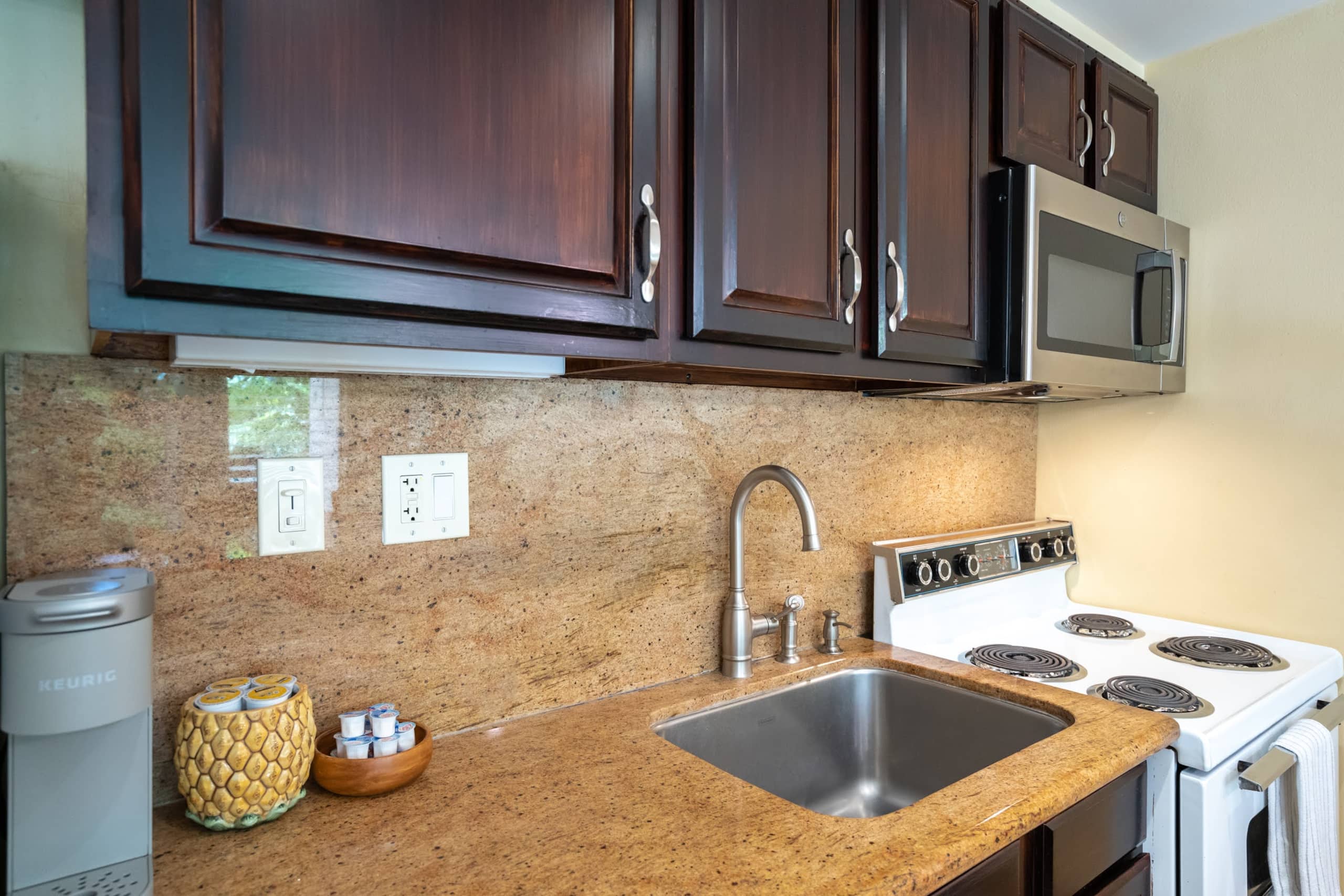 Stylish Condo By The Beach w/ Large Pool - Image 9
