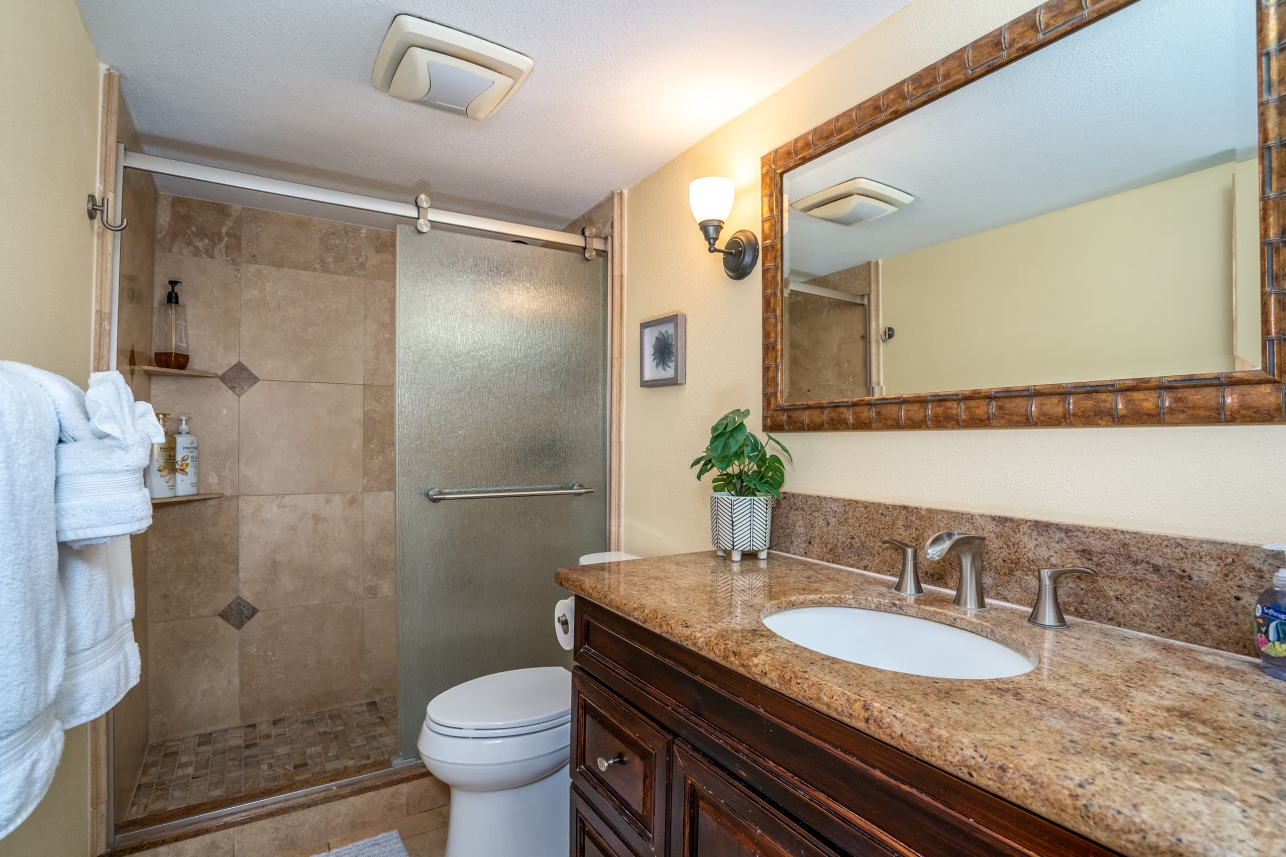 Stylish Condo By The Beach w/ Large Pool - Image 15
