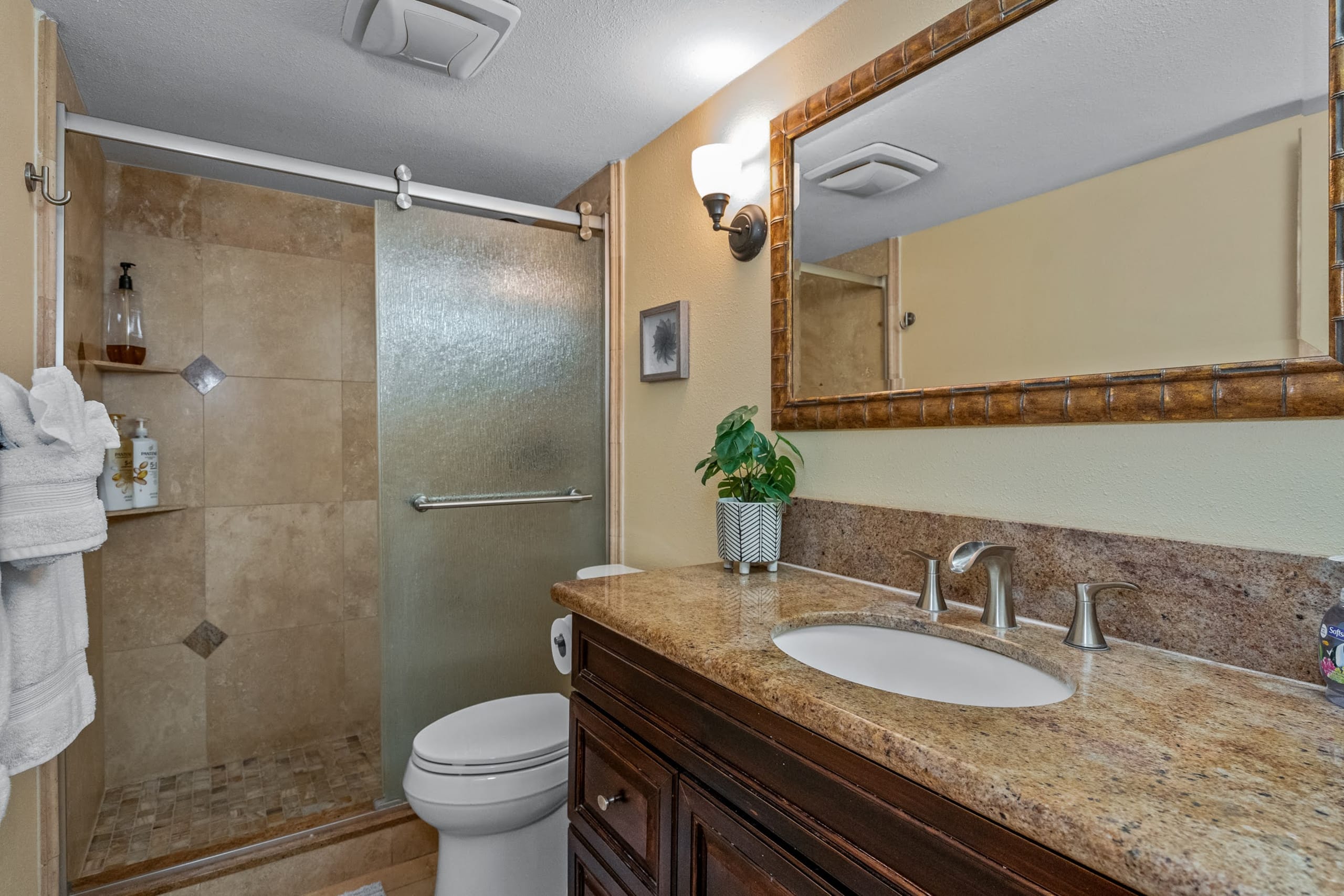 Stylish Condo By The Beach w/ Large Pool - Image 18