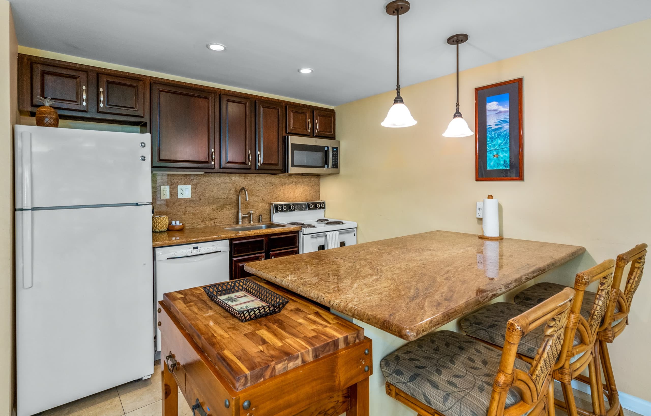 Stylish Condo By The Beach w/ Large Pool - Image 6