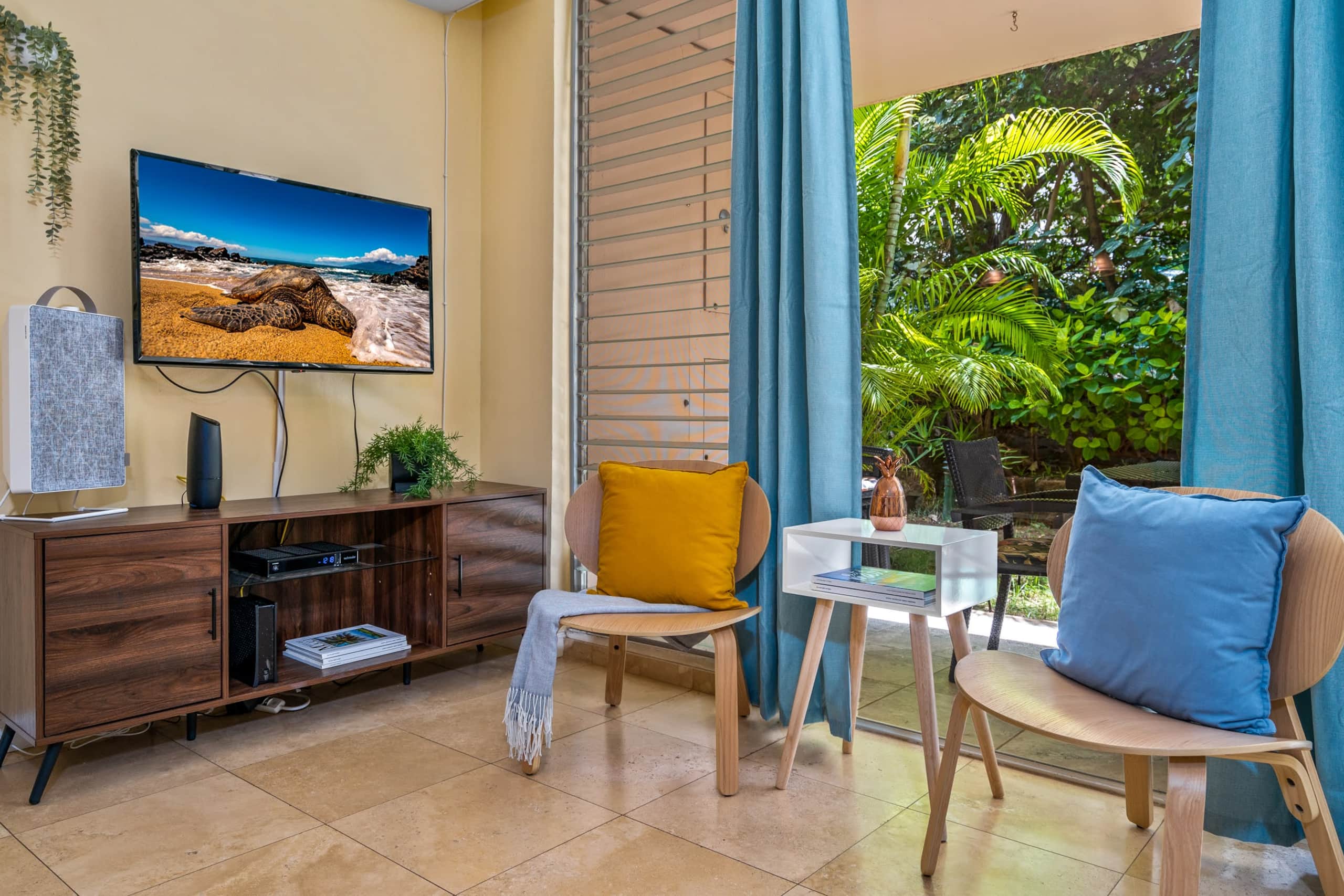 Stylish Condo By The Beach w/ Large Pool - Image 5