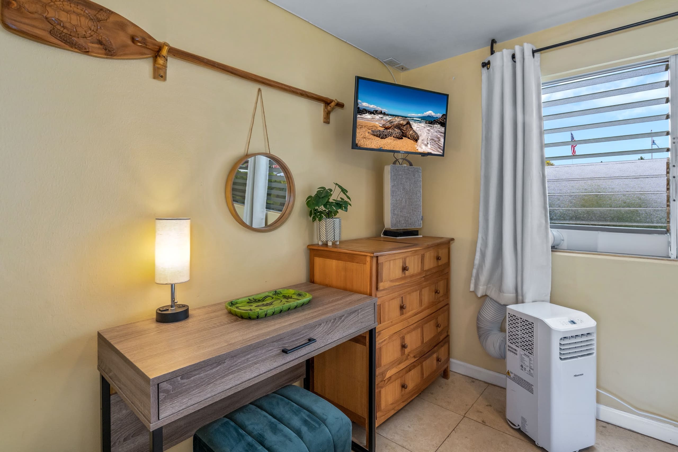 Stylish Condo By The Beach w/ Large Pool - Image 11