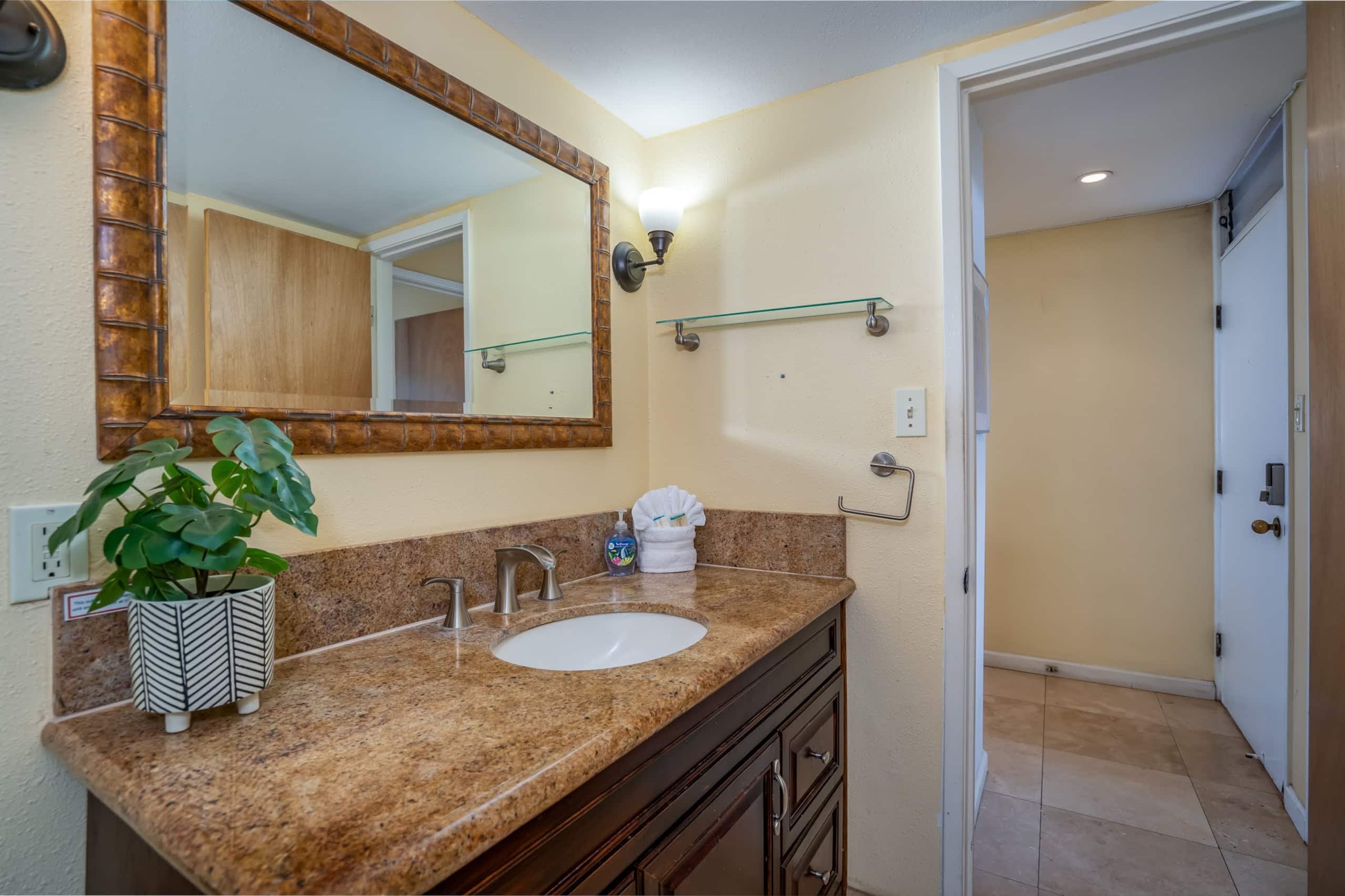 Stylish Condo By The Beach w/ Large Pool - Image 16