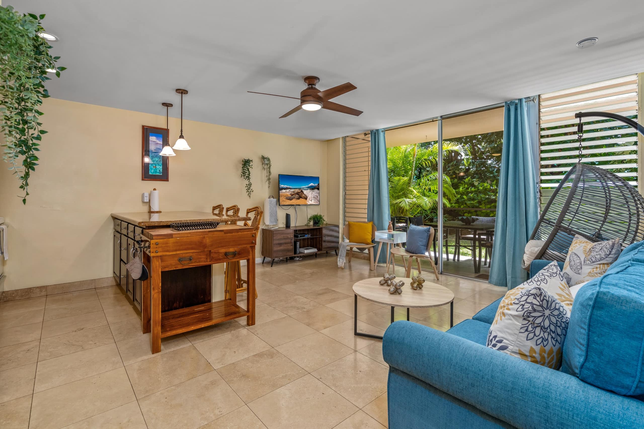 Stylish Condo By The Beach w/ Large Pool - Image 4